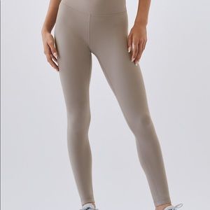 aritzia tnabutter ATMOSPHERE HI-RISE ANKLE LEGGING